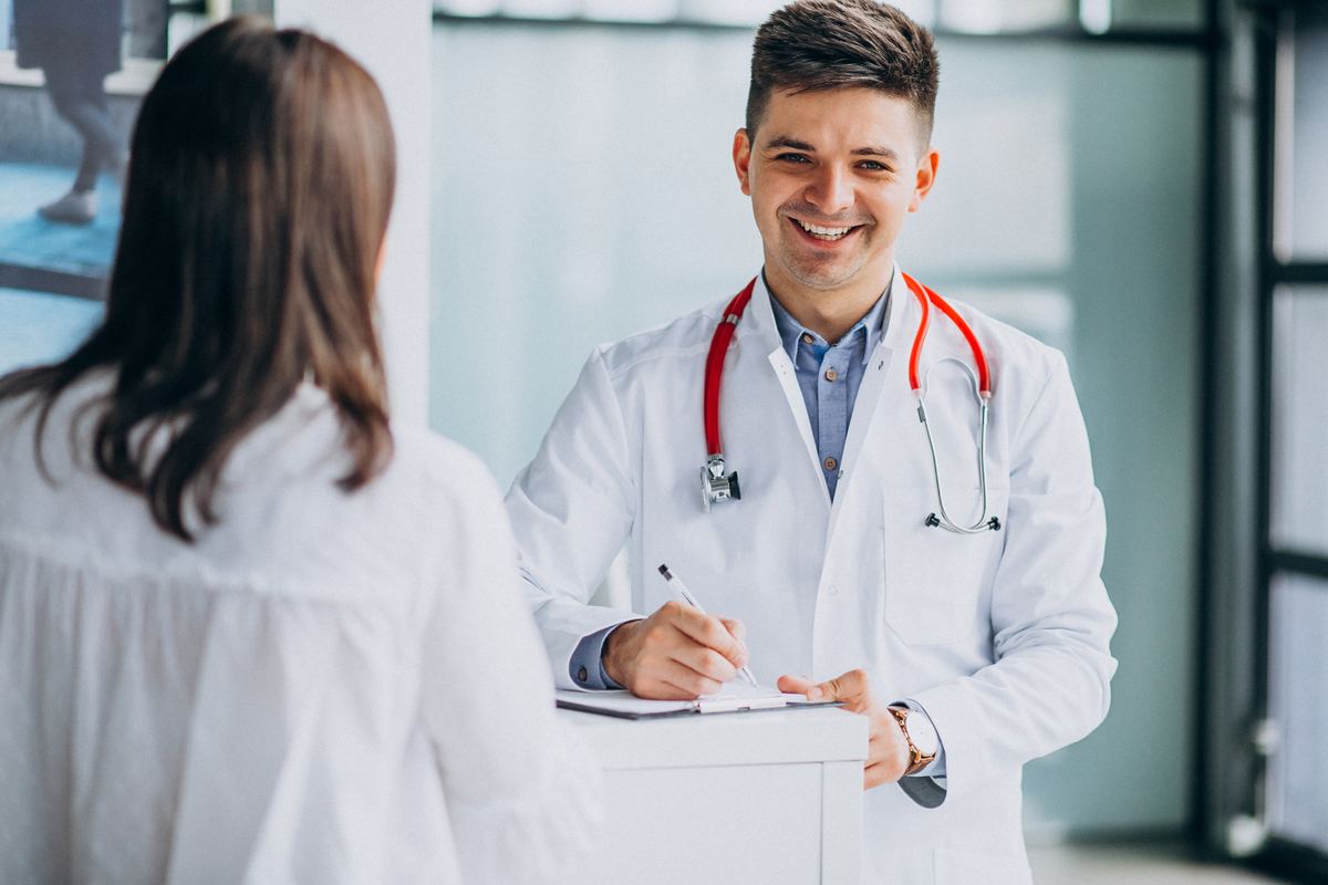 Profissional de medicina ocupacional atendendo paciente